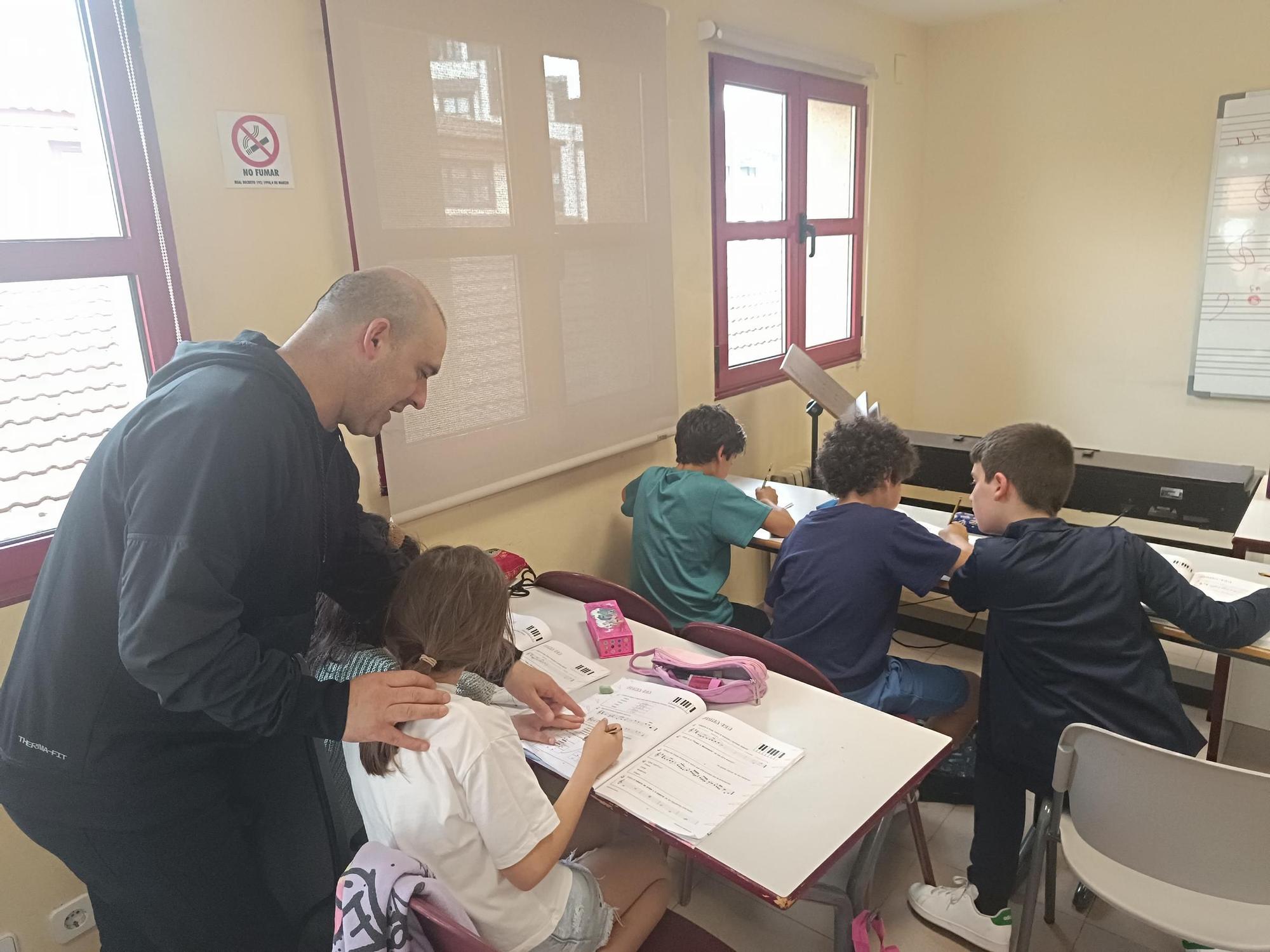 Un recorrido por el interior de la Escuela Municipal de Música de Llanera