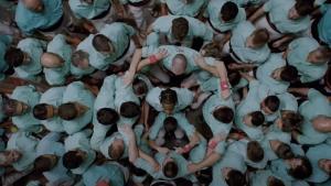 Travis Scott, en su último videoclip, con los Castellers de Vilafranca.