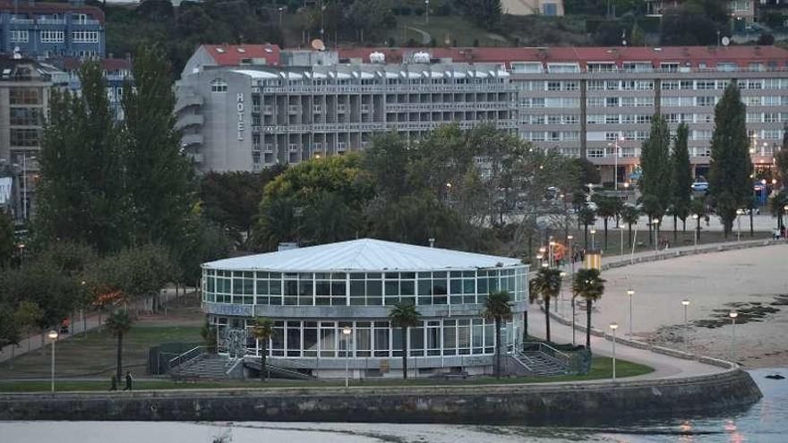 Vista del centro de Sada con la cafetería El Náutico en primer término.