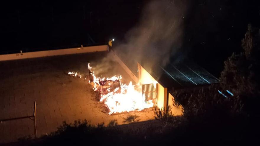 La caseta de  madera quedó arrasada por el fuego.