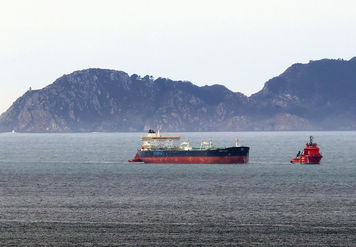 El buque &#39;Minerva Nounou&#39; siendo remolcado a tierra
