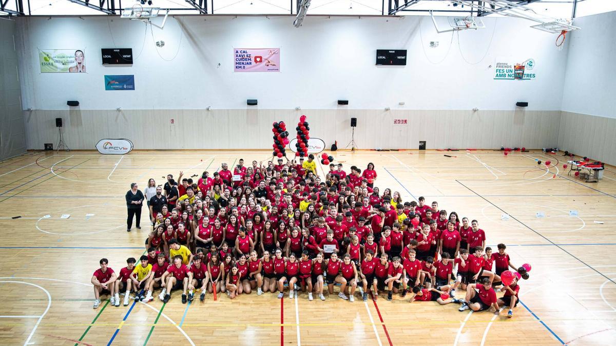 Foto de família dels 22 equips i 240 jugadors de l'AE Vòlei Manresa