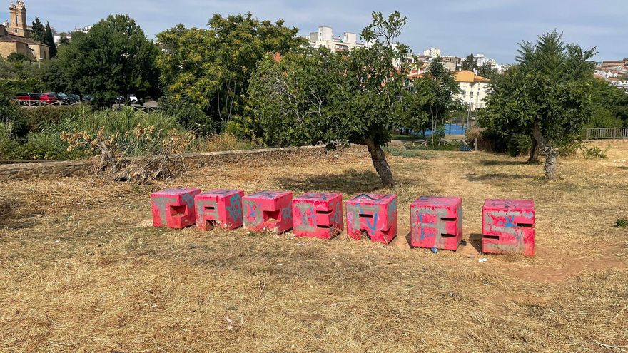 Vandalizan las letras turísticas de 'Cáceres' ubicadas en Fuente Fría