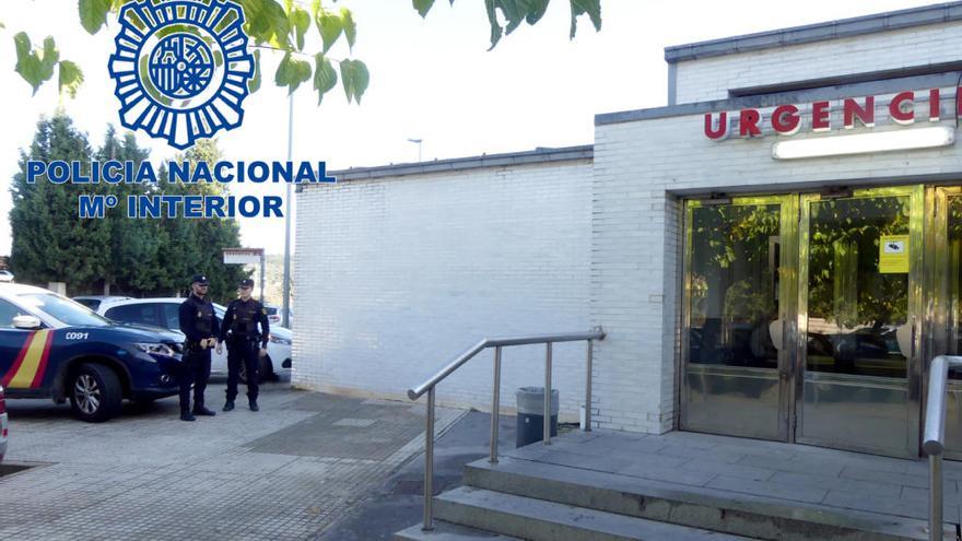 Agentes de la PolicÃ­a Nacional junto a las urgencias del hospital de Manacor.