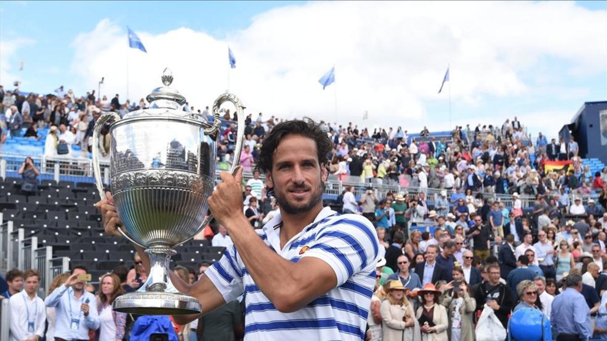 Feliciano levanta la copa que le acredita como campeón en Queen's