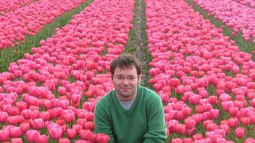 El meañés Manuel Crespo Otero en un campo de tulipanes en Bruselas. // T.H.