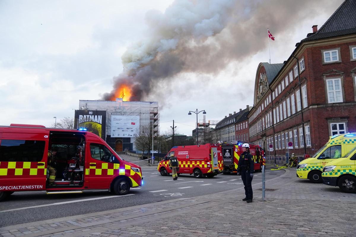 El fuego devora el edificio de la Bolsa de Copenhague