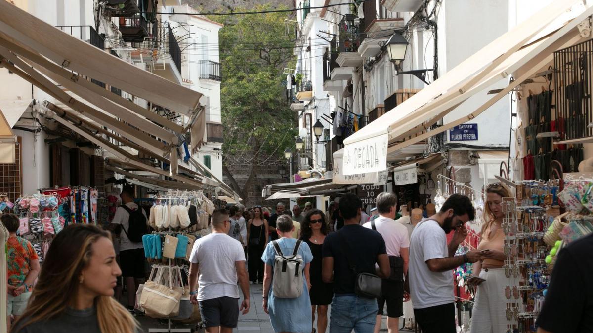 Imagen de archivo de comercios del barrio de la Marina, en Vila. | VICENT MARÍ