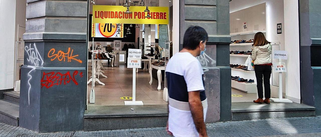 Una tienda de Santa Cruz de Tenerife con el cartel de ‘Cierre por liquidación’ por la caída de las ventas a causa de la pandemia. | | MARÍA PISACA