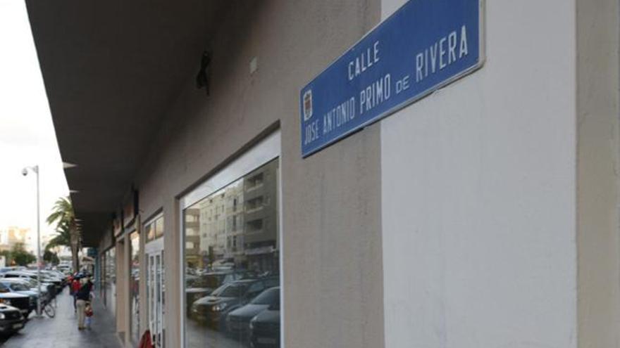 Calle José Antonio Primo de Rivera, en Arrecife, en una imagen captada en la tarde de ayer. | adriel perdomo