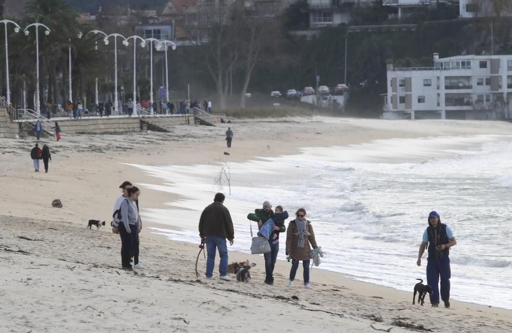 Grupos de personas paseando la mañana de Navidad por Samil.