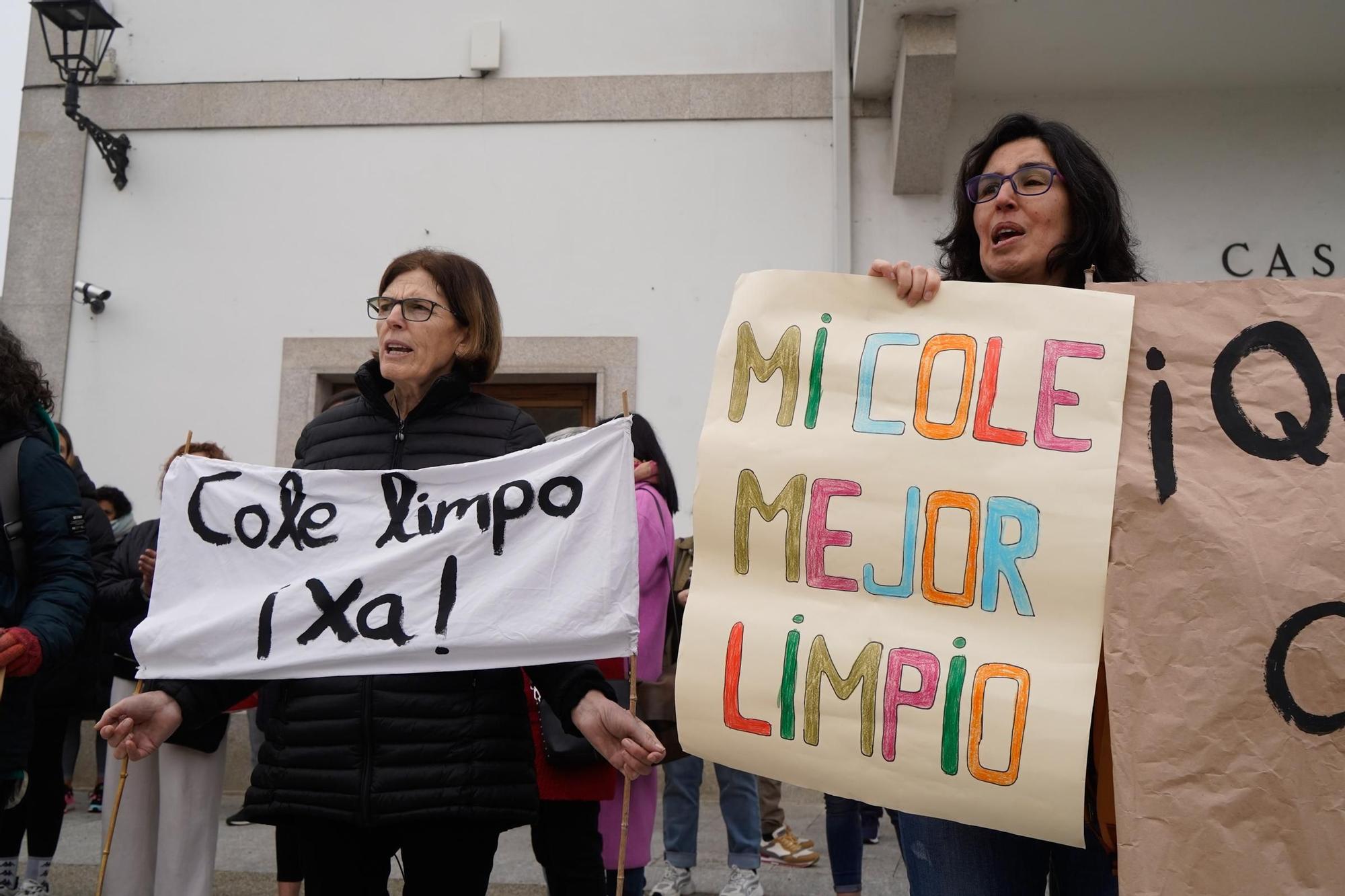 Concentración de todas las ANPA de los colegios de Cambre: "Colexios limpos xa"