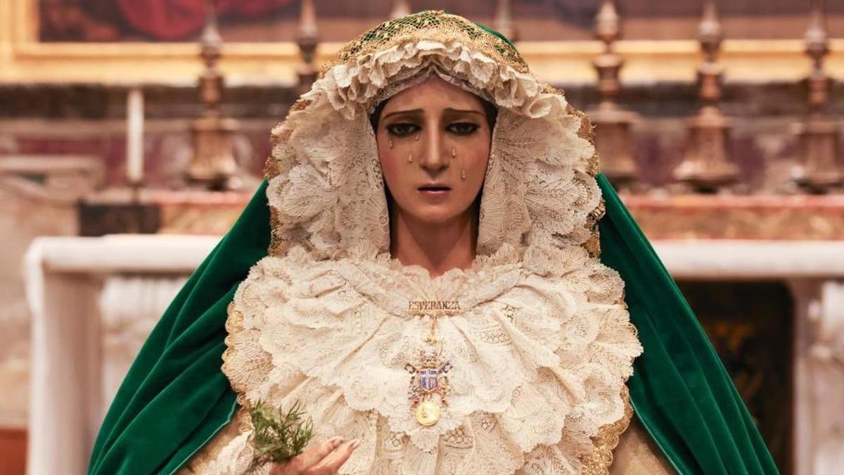 La Esperanza, preparada para su traslado por el interior de San Pedro del Vaticano.