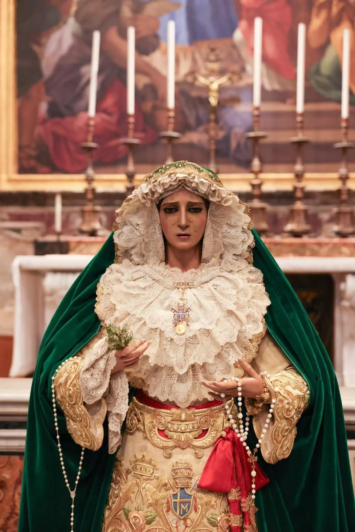 La Esperanza traslada a su Virgen por las naves del Vaticano