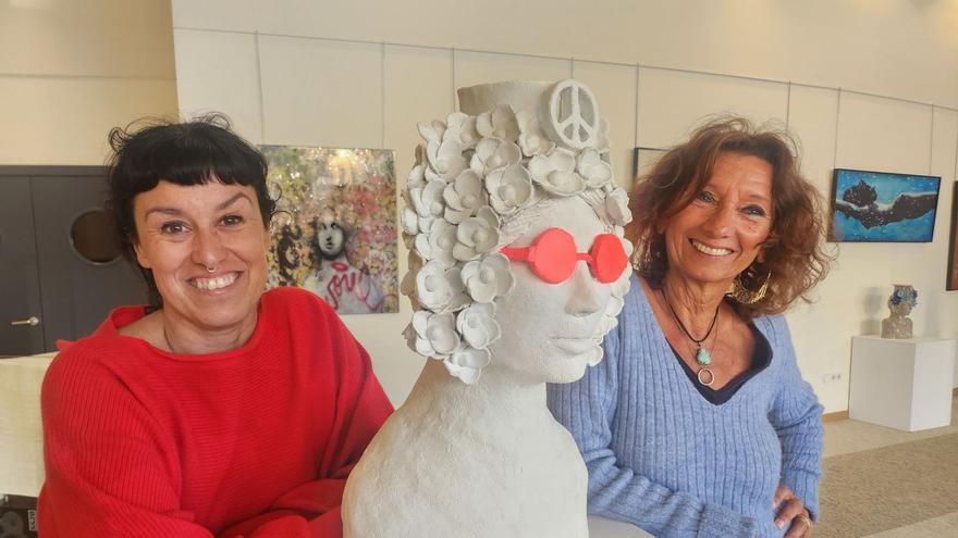 Las dos artistas con un busto de Balis. Abajo, con una obra de Miró (a la derecha). | C.N.