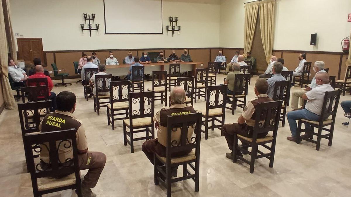 Un momento de la reunión de coordinación mantenida en la cooperativa La Purísima de Puente Genil.