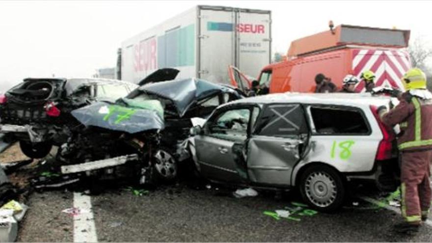 Estat en què van quedar alguns dels vehicles implicats en l&#039;accident múltiple a l&#039;AP-2 al terme de Castelladans, a la demarcació de Lleida.