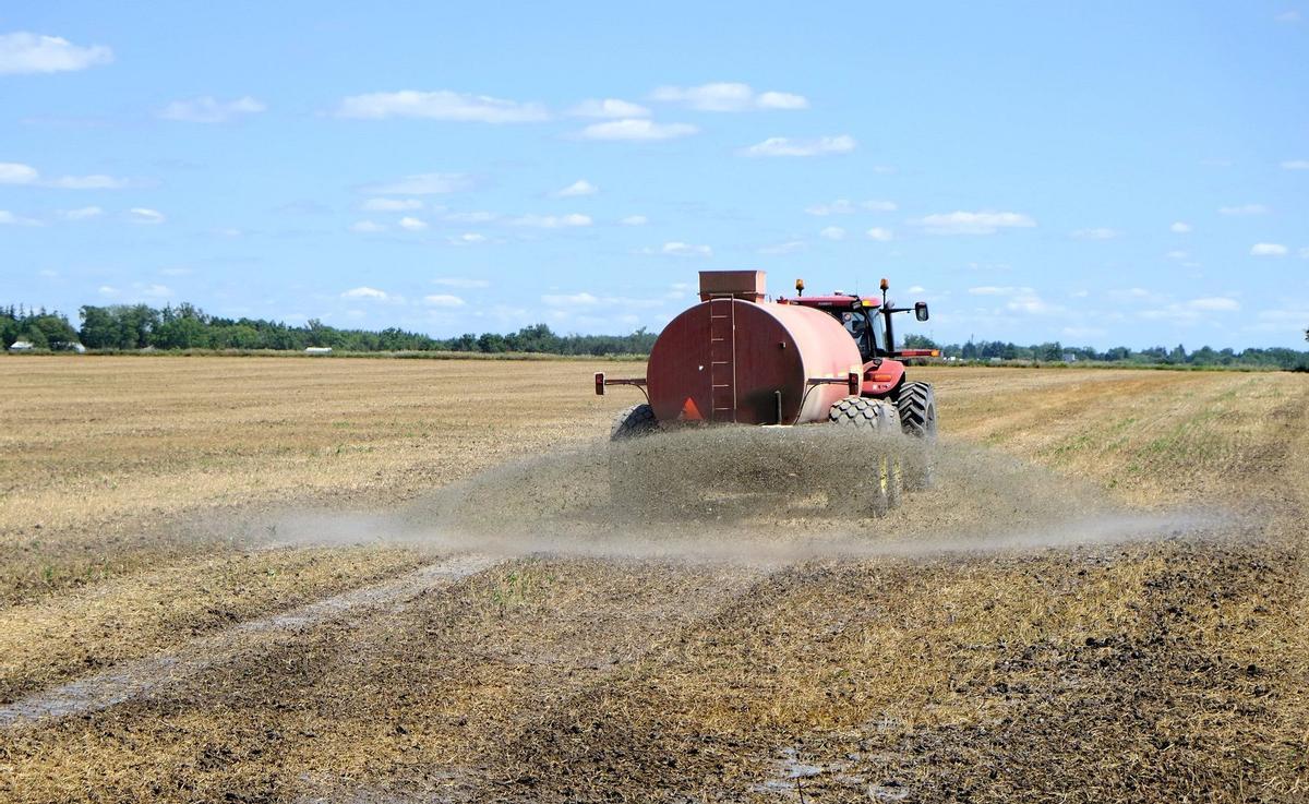 Aplicación de fertilizantes en un campo de cultivo.