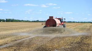 Aplicación de fertilizantes en un campo de cultivo.