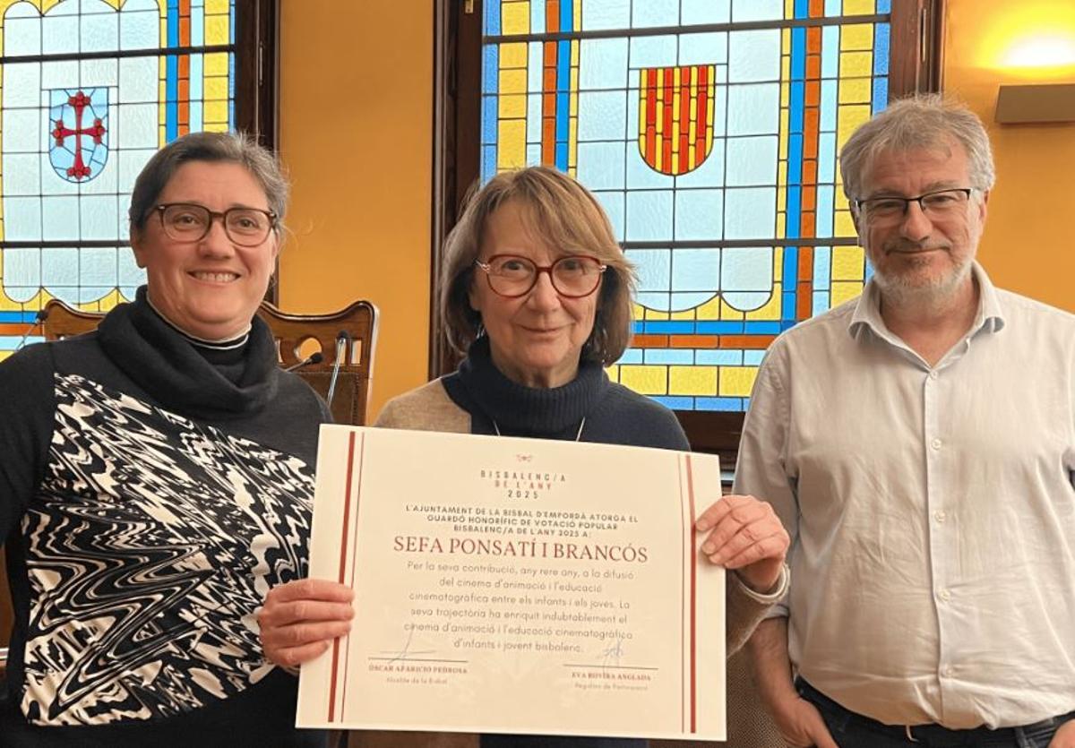 SSefa Ponsatí, al centre, amb l’alcalde Òscar Aparicio i la regidora Eva Rovira després de rebre el diploma de Bisbalenca de l’Any 2025.