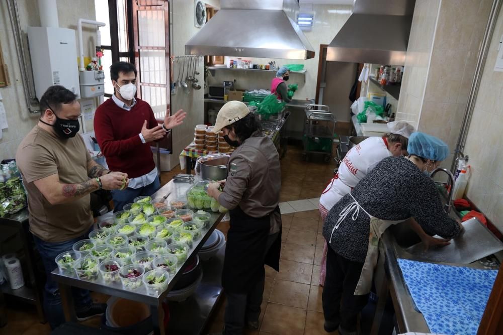 Reparto de menús navideños en el Comedor de Santo Domingo