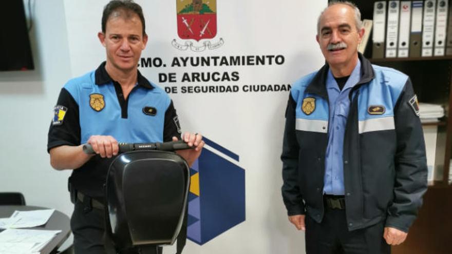 Dos agentes posan con el nuevo vehículo eléctrico de transporte personal