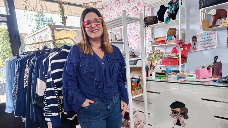 Raquel Rivera, propietaria de la tienda de moda y complementos El sueño de Juncal, en Posada de Llanera.