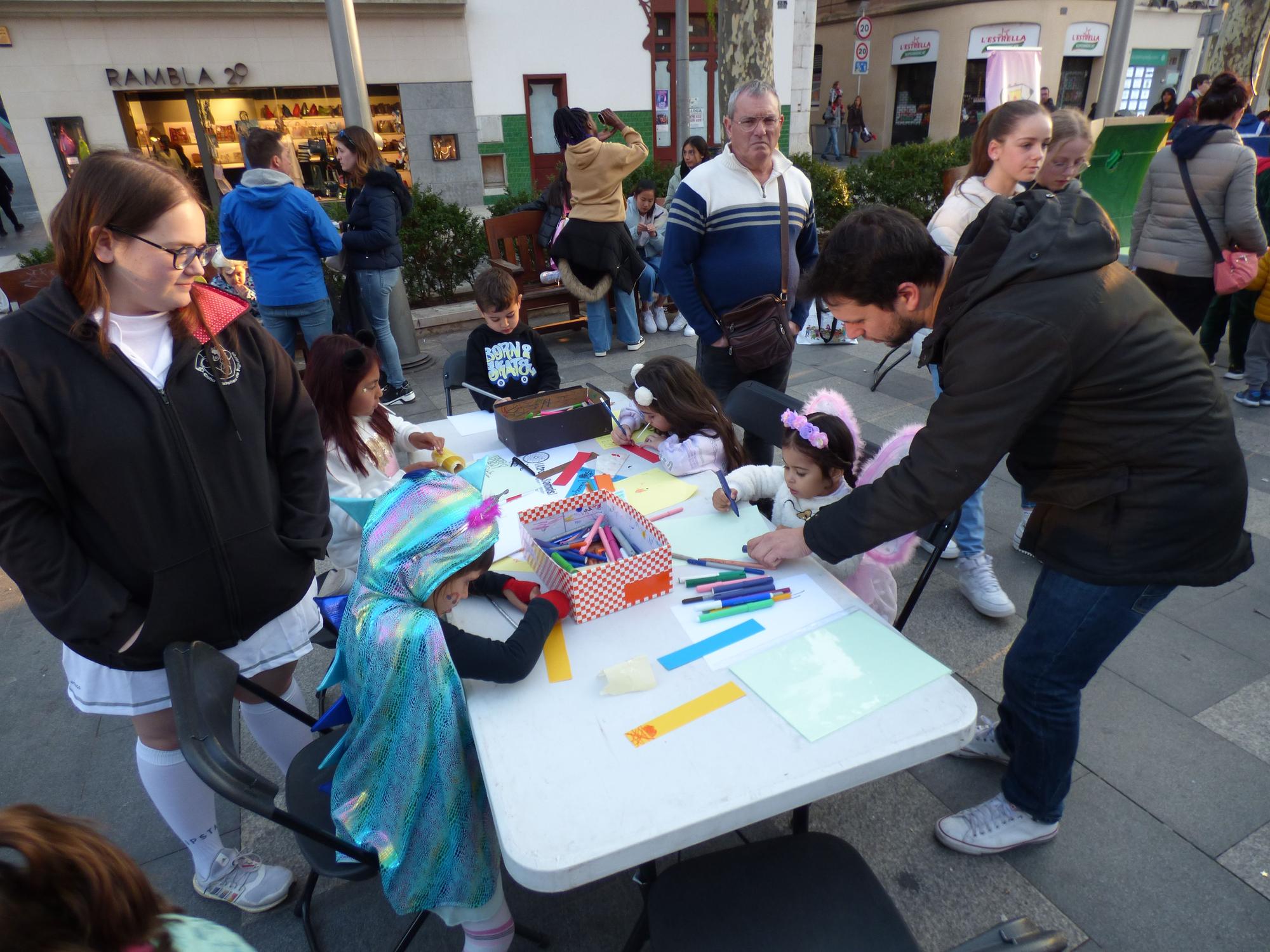 Centenars de persones celebren el carnaval a la rambla de Figueres