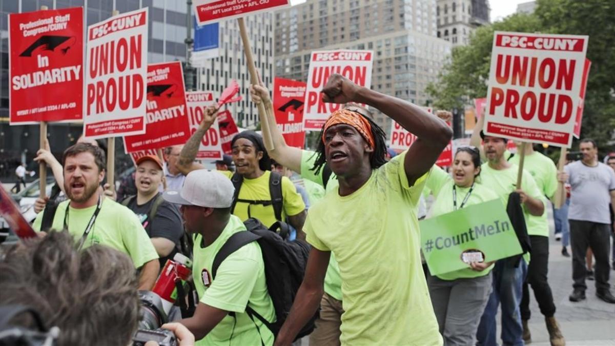 Unos funcionarios protestan en Nueva York contra una sentencia del Tribunal Supremo que perjudica a los sindicatos.