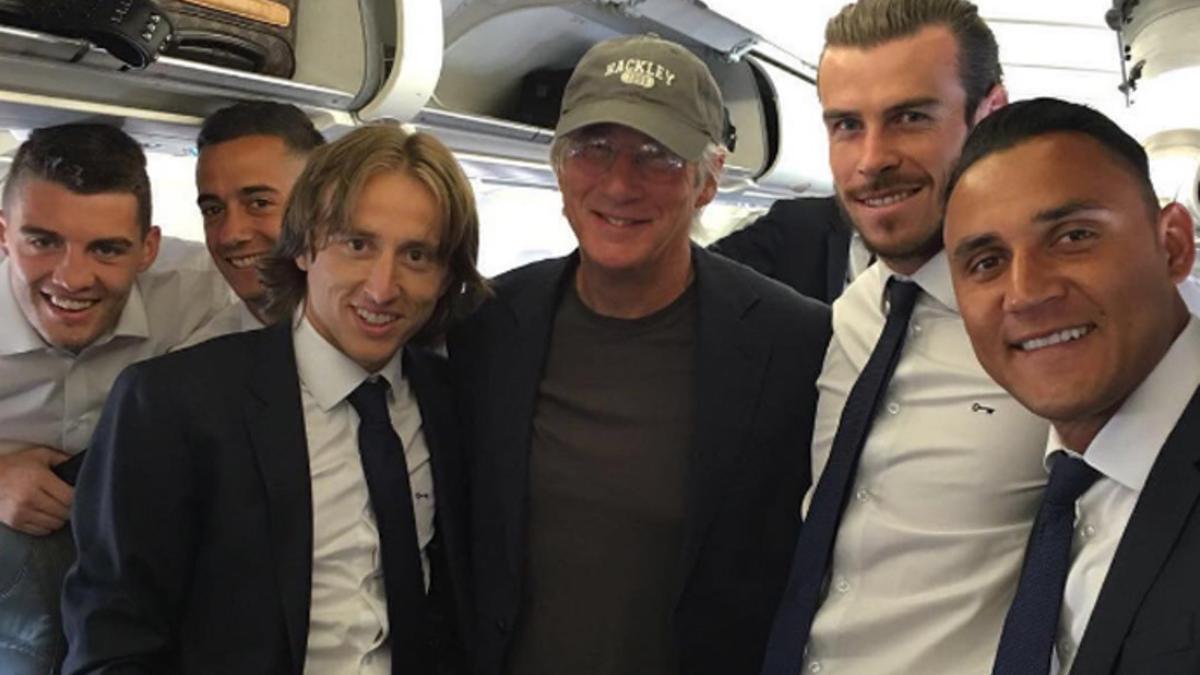 Richard Gere posa en el avión con varios jugadores del Real Madrid