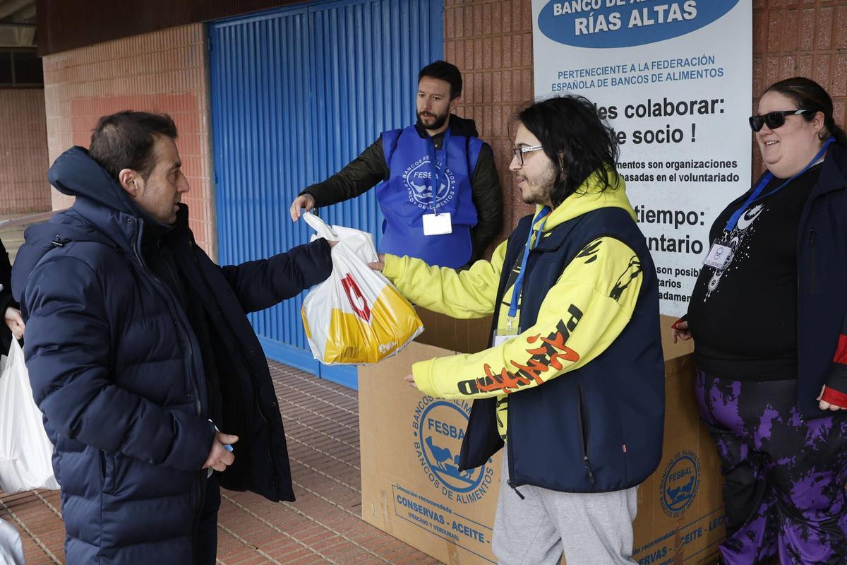 Un aficionado donando alimentos en las puertas de acceso al Vero Boquete