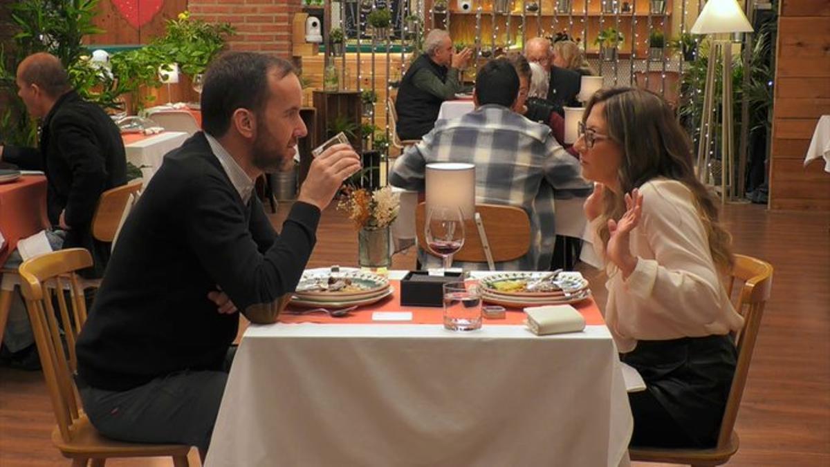Máxima tensión en First Dates tras el encontronazo protagonizado por dos solteros en plena cena: "Cojo y lo reviento"