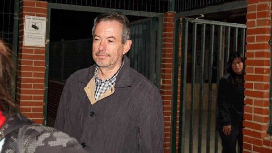 El exasesor de Zaplana, Francisco Grau, justo en el momento en el que ayer abandonaba la cárcel alicantina de Fontcalent, donde estaba en prisión preventiva.