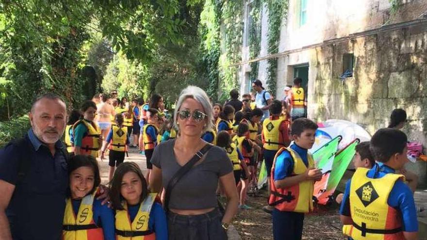 El alcalde de Cambre visita a niños en un campamento en la ría de Vigo