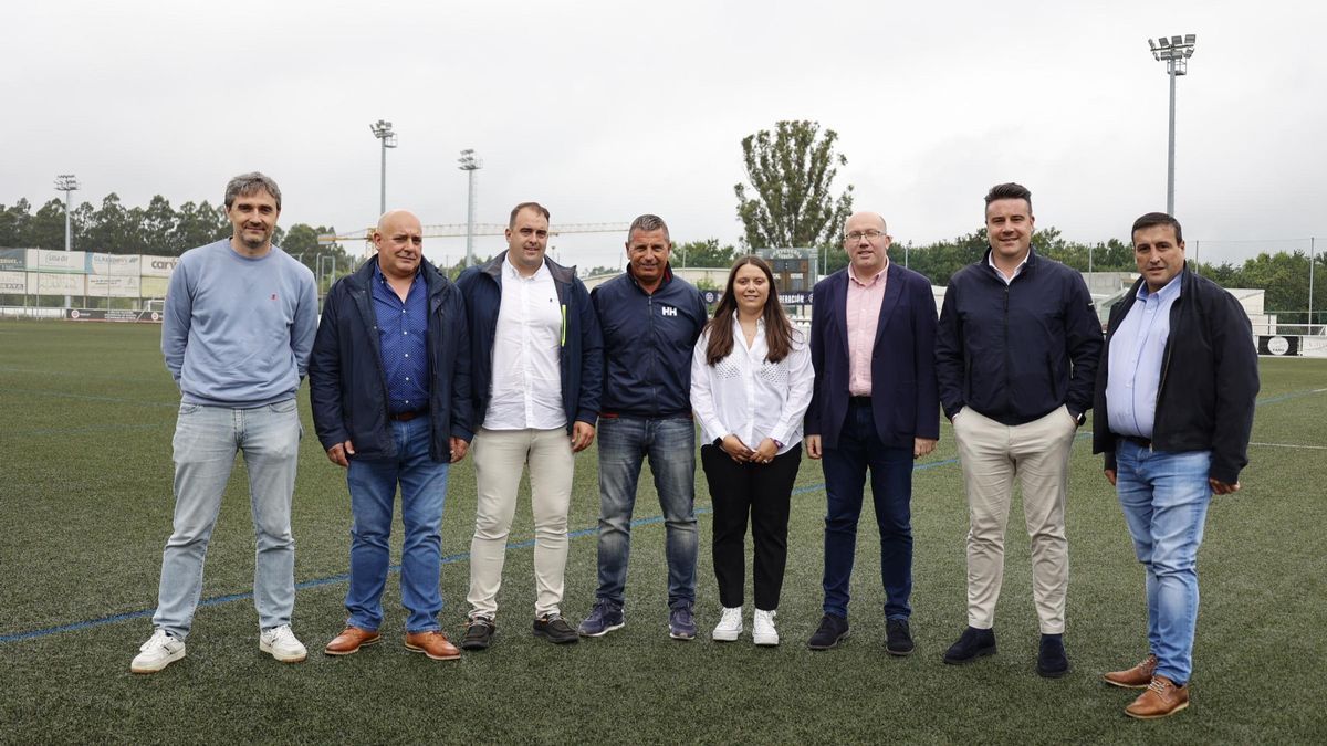 Toño Camba, rodeado de varios de sus directivos y sus nuevas incorporaciones.