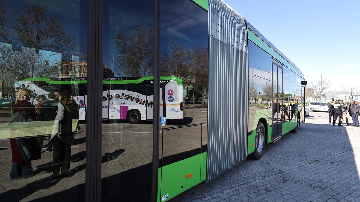 Uno de los nuevos buses eléctricos de Mercedes que circulan en Zaragoza desde marzo.