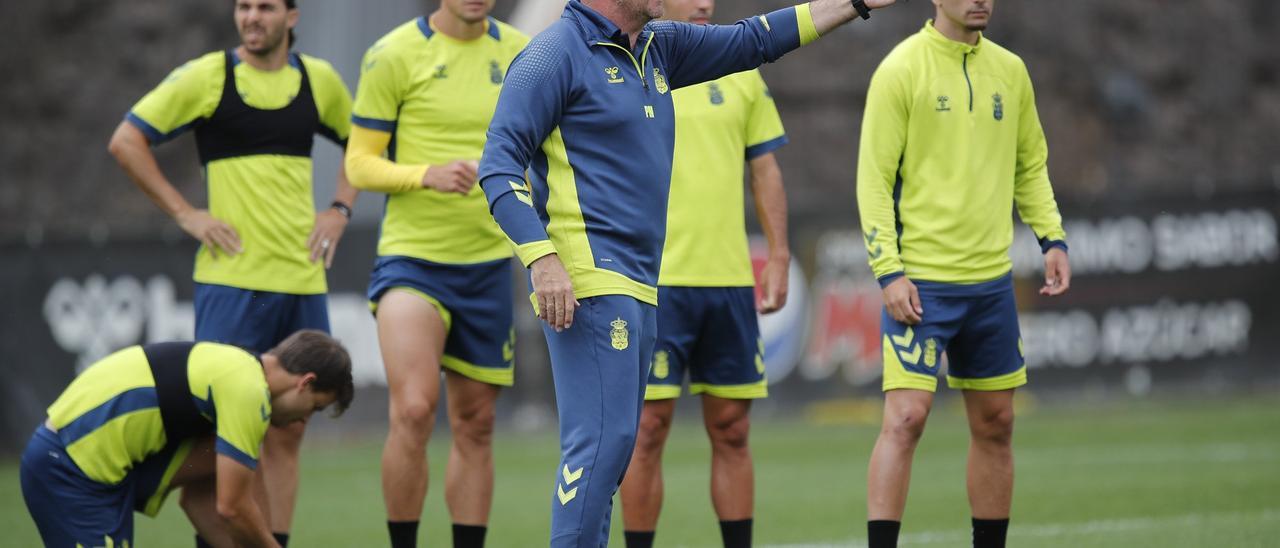 Pepe Mel da instrucciones a un grupo de jugadores durante un entrenamiento.