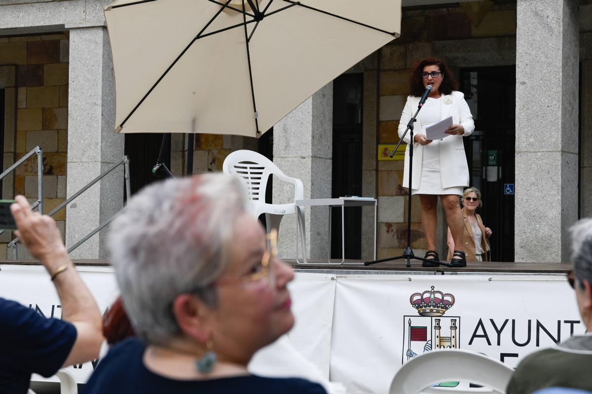 Feria del libro. Pregón a cargo de Dolores Fidalgo sobre Margarita Ferreras. Fotos del pregón y ambiente. La primera presentación es las 19.00 horas y lo presenta Ana Arias