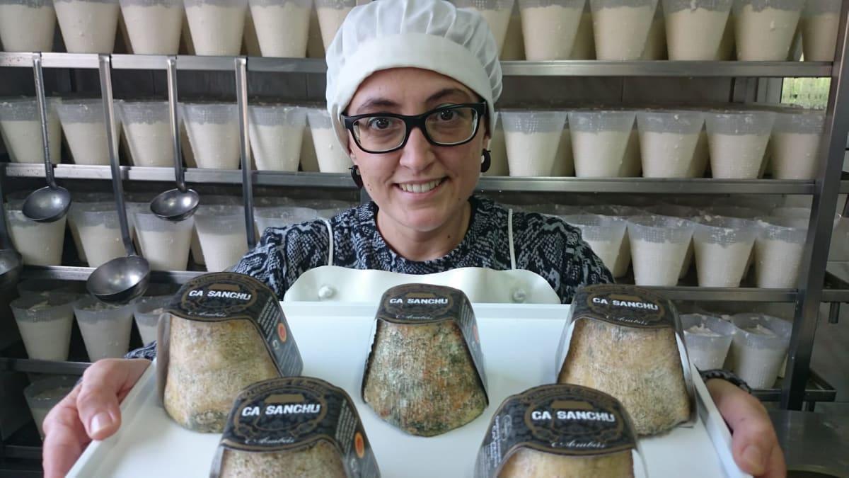 Marta Fernández, con varios quesos de maduración especial.