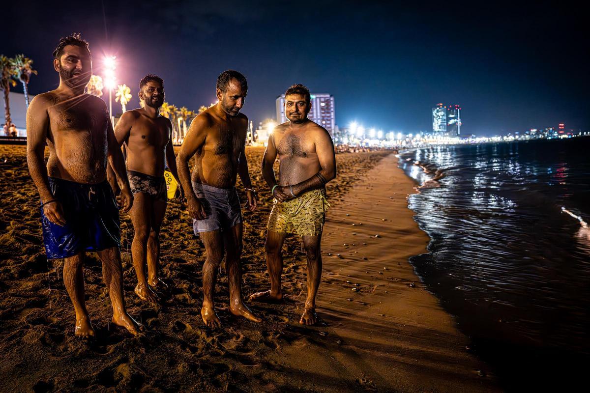 Refugio nocturno: Barcelona se refresca y descansa en sus playas durante las noches calurosas