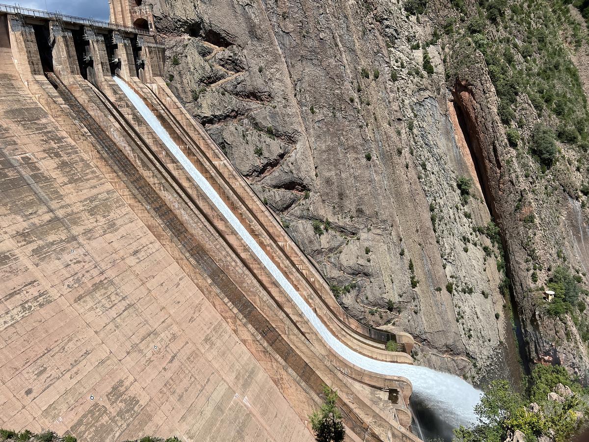 El pantano de Escales, lleno, empieza a desembalsar agua