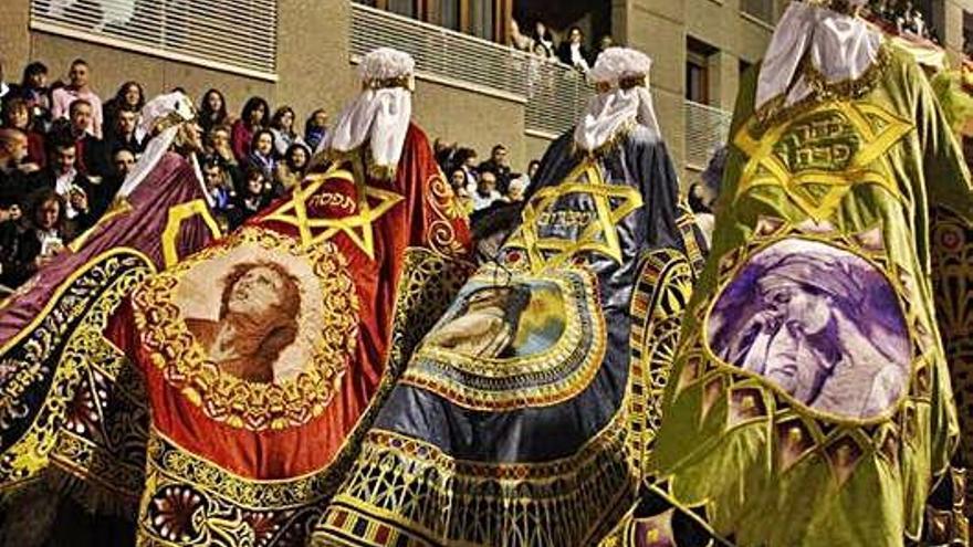 Detalles del bordado lorquino que se luce en Semana Santa.