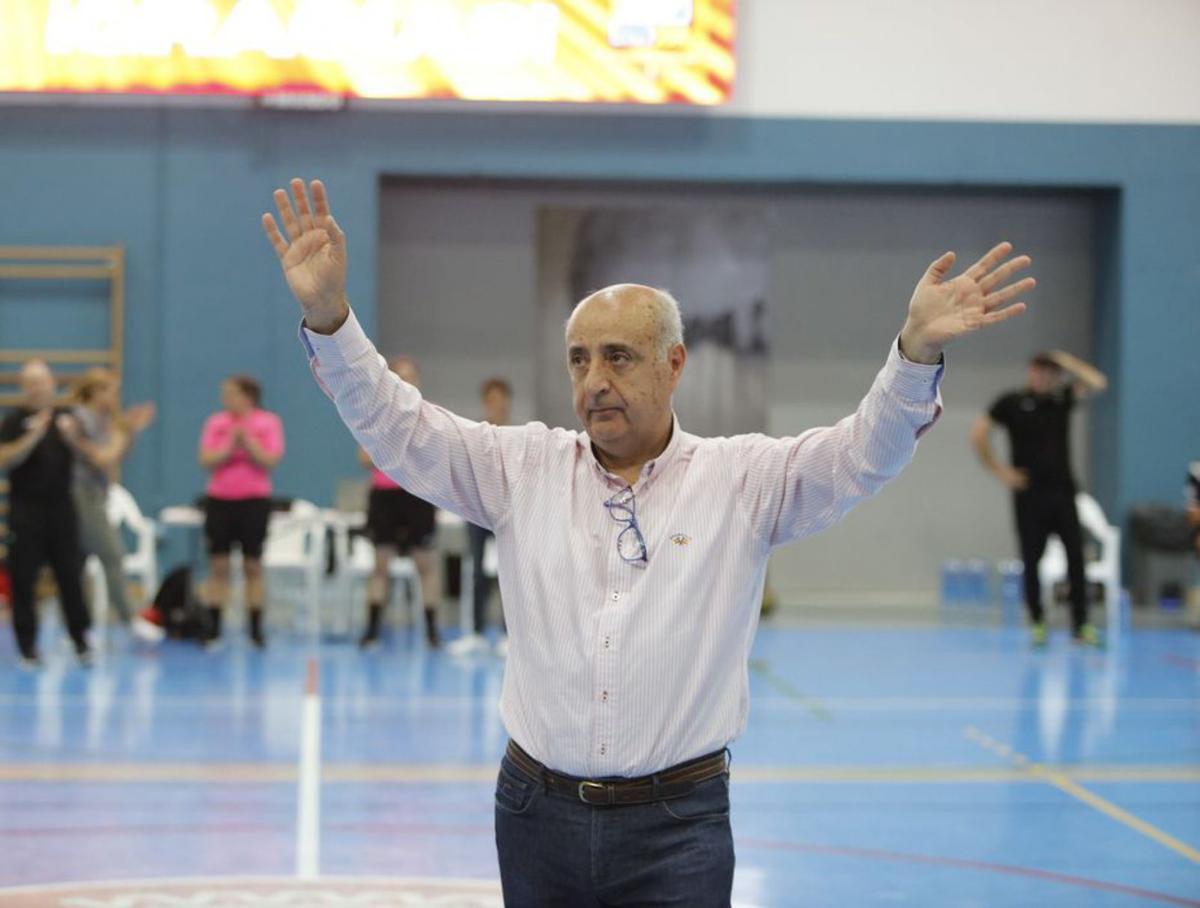 El presidente del HC Eivissa, Jesús Prieto, saluda a la afición.