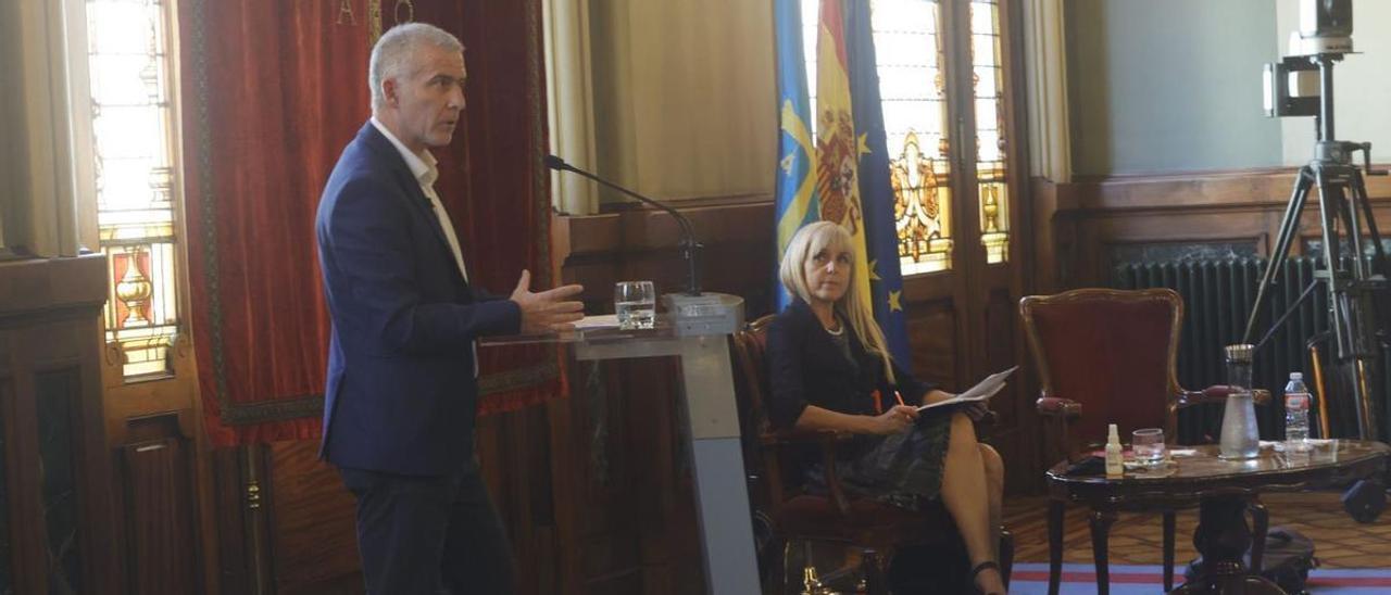 Miguel Ángel Presno Linera y Tania Groppi, ayer, durante la conferencia en la Junta del Principado. | firma