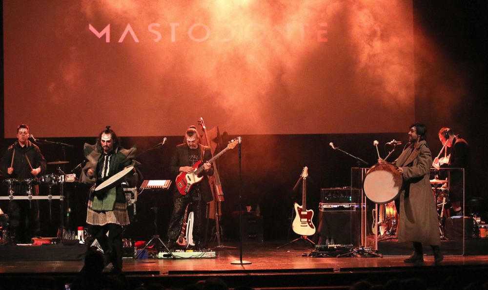 Concierto en el Teatro Cervantes protagonizado por Mastodonte, el dúo encabezado por Asier Etxeandia, actor que ha estado presente en la Sección Oficial de la pasada edición del certamen con 'Sordo'