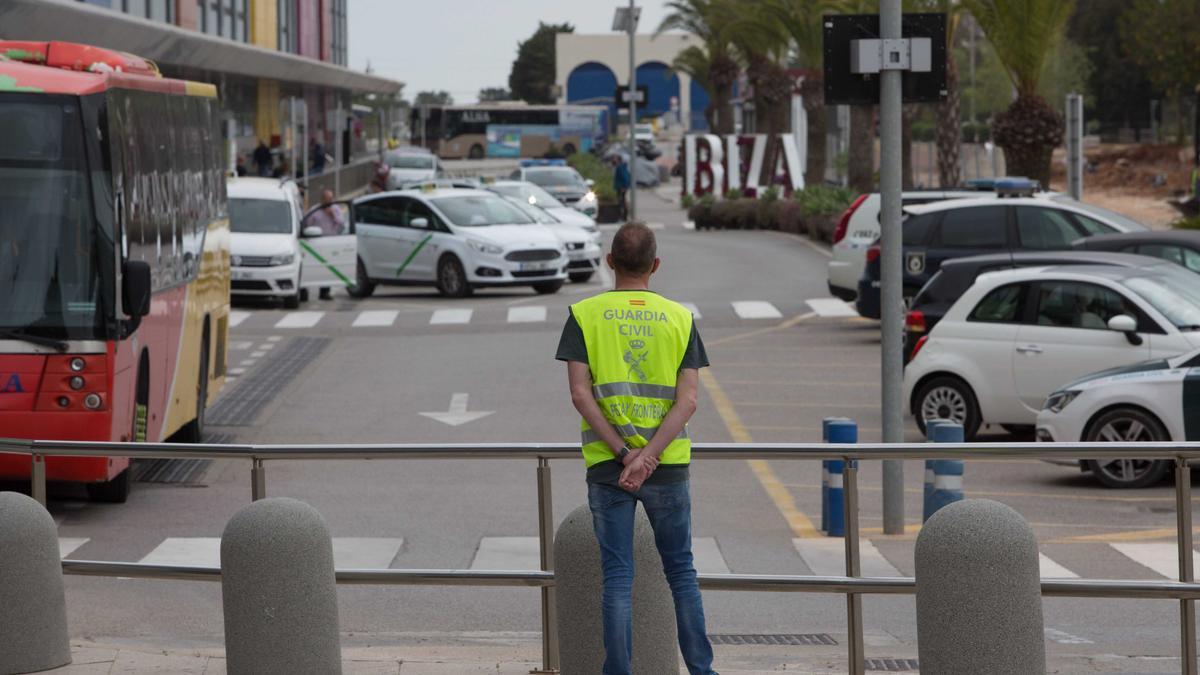 Un incendio deja a oscuras el aeropuerto de Ibiza