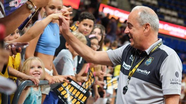 El entrenador Txus Vidorreta saluda a niños y niñas del Lenovo Tenerife durante un entrenamiento. | | CARSTEN W. LAURITSEN
