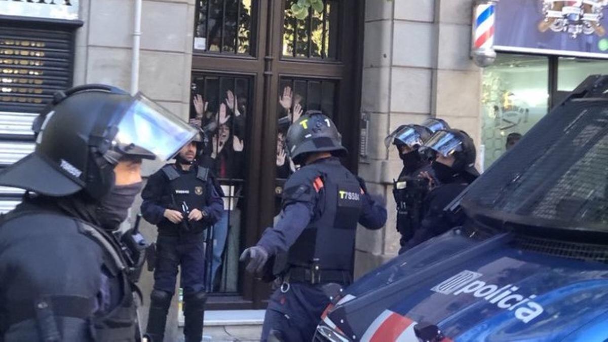 Activistas en la Casa Orsola para impedir el desahucio de un joven