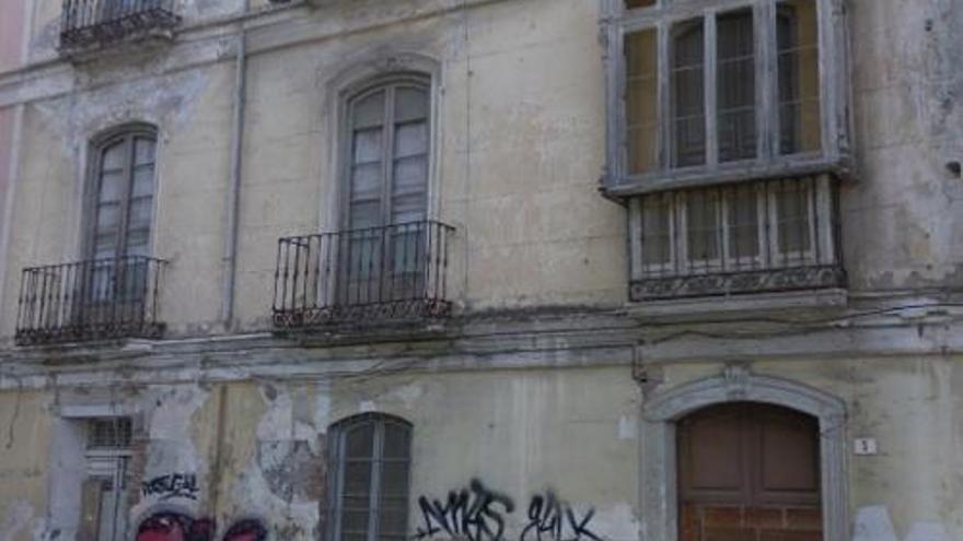 Fachada del edificio en la plaza de Alfonso XII.