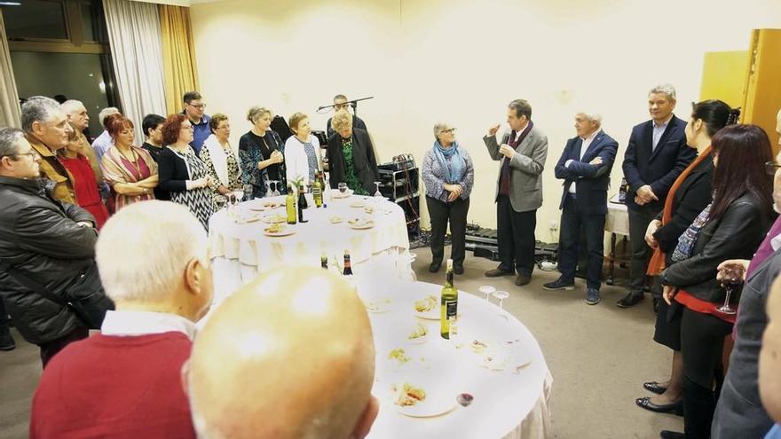 El alcalde participó ayer en una cena por el 75 aniversario de la asociación en el Hotel Coia. // FdV